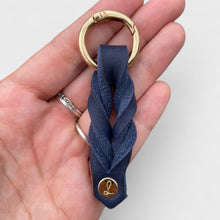 Lade das Bild in den Galerie-Viewer, Kotbeutelhalter aus Fettleder