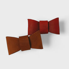 Lade das Bild in den Galerie-Viewer, Lederfliege